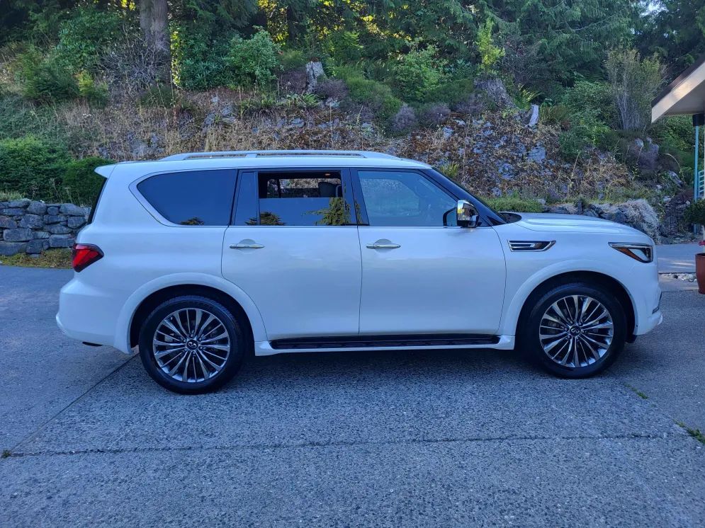 White Infiniti QX80 detailed to a mirror finish